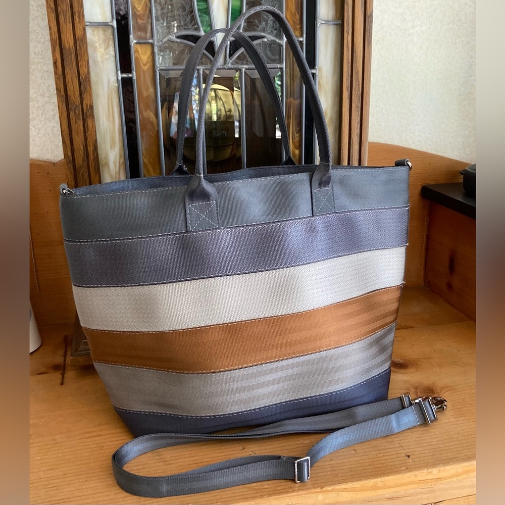 Harveys Seatbelt Bag Med Streamline Tote
In Treecycle.